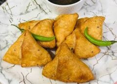 अब दोबारा तलने की झंझट खत्म, इस Easy Method से मिनटों में लाएं Samosa Crunch