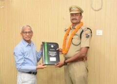 प्रमुख मुख्य कार्मिक अधिकारी श्री मनोज कुमार ने  सेवानिवृत्त हो रहे मुख्य सामग्री प्रबन्धक सम्मानित किया