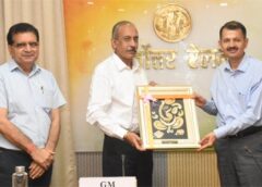 नीलमणि का स्थानानान्तरण रेलवे बोर्ड में अपर सदस्य/नियोजन के पद पर होने पर महाप्रबन्धक ने सम्मानित किया