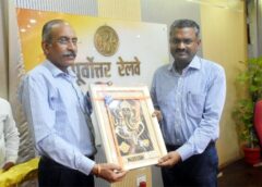 महाप्रबन्धक ने सेवानिवृत्त हो रहे प्रमुख मुख्य कार्मिक अधिकारी मनोज कुमार को स्मृति चिन्ह प्रदान कर सम्मानित किया